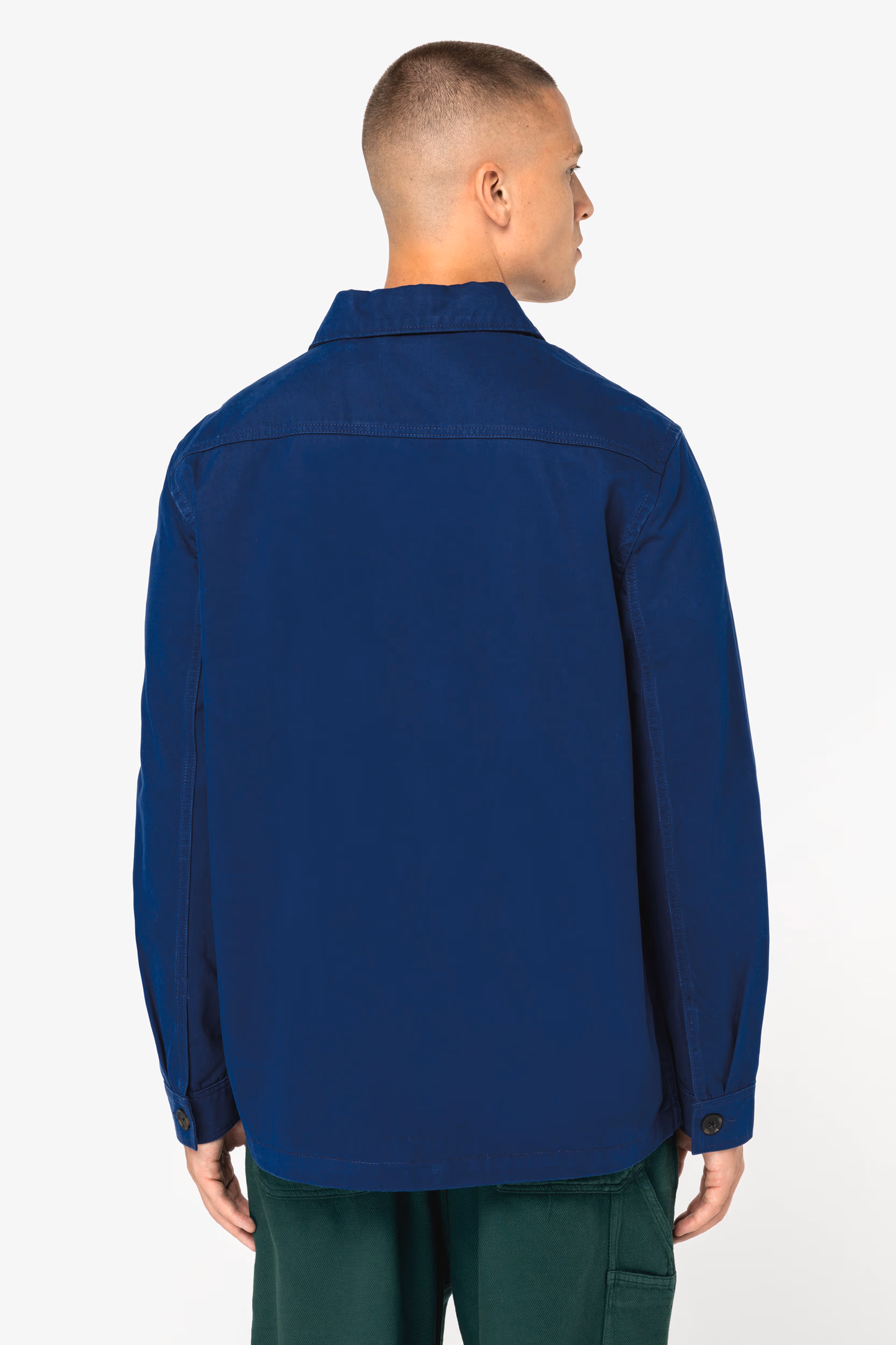 veste workwear bleue portée – dos avec patch brodé Achille & Jo