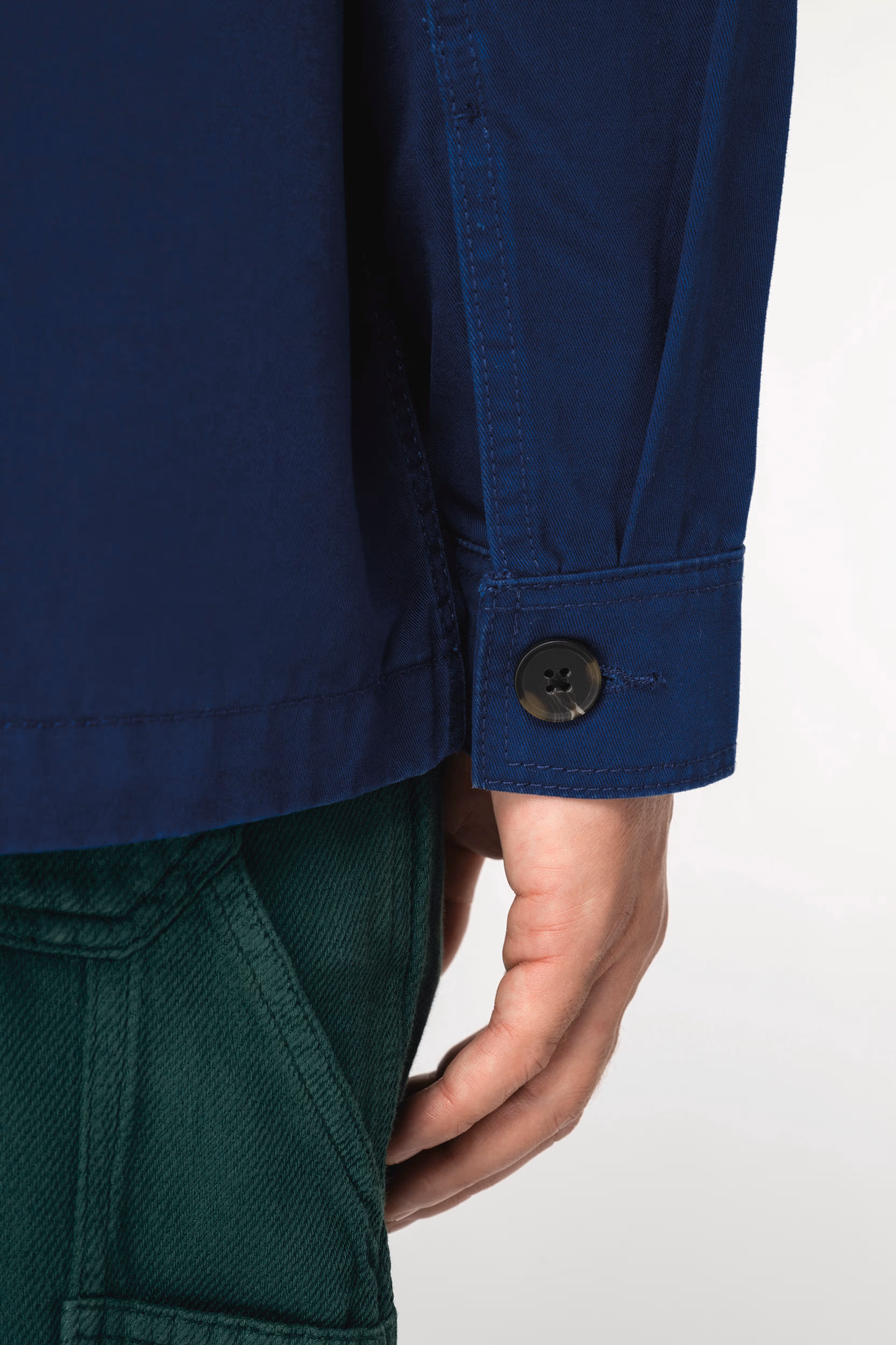 veste workwear bleue portée – gros plan manche dos Achille & Jo