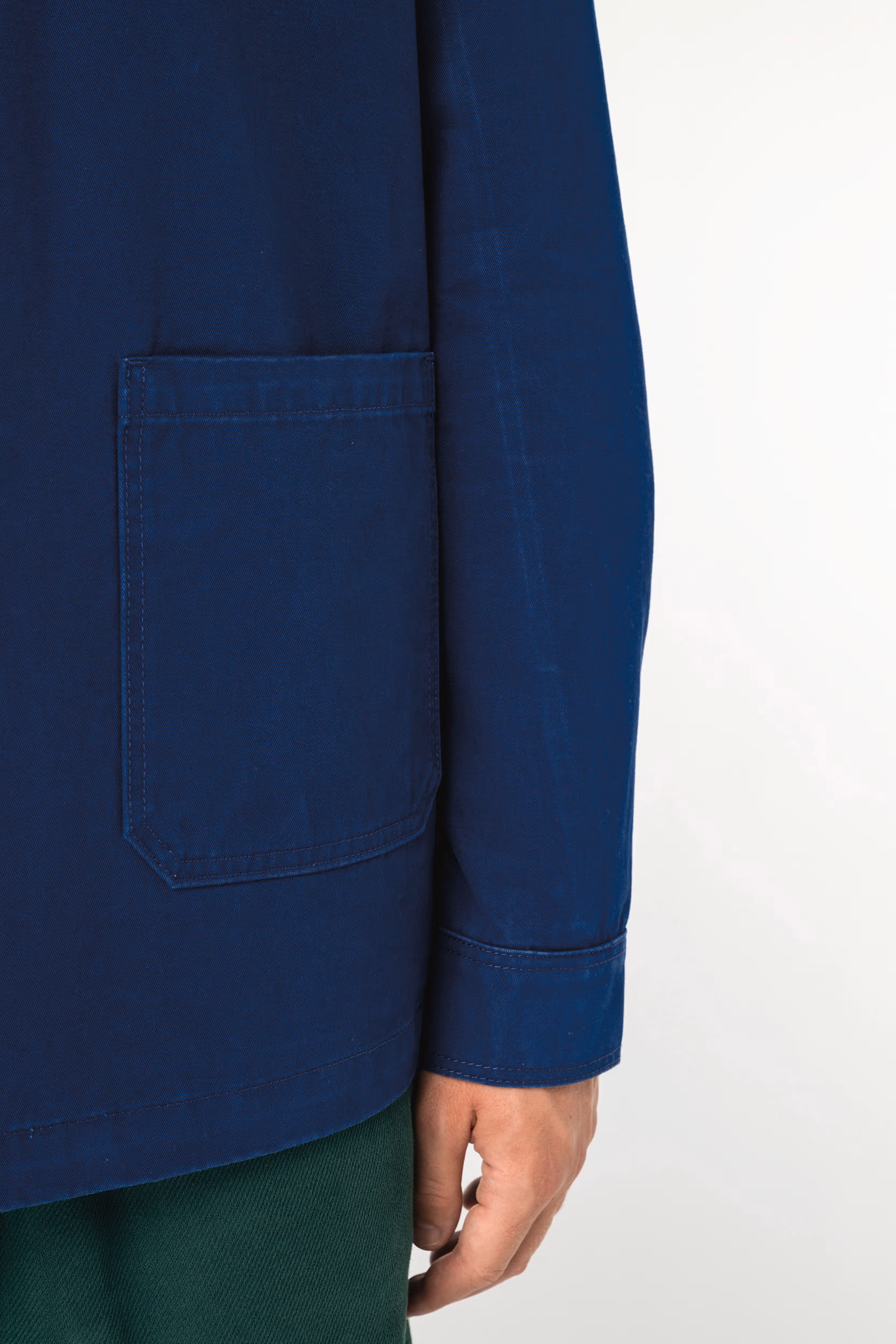 veste workwear bleue portée – gros plan poche avant Achille & Jo