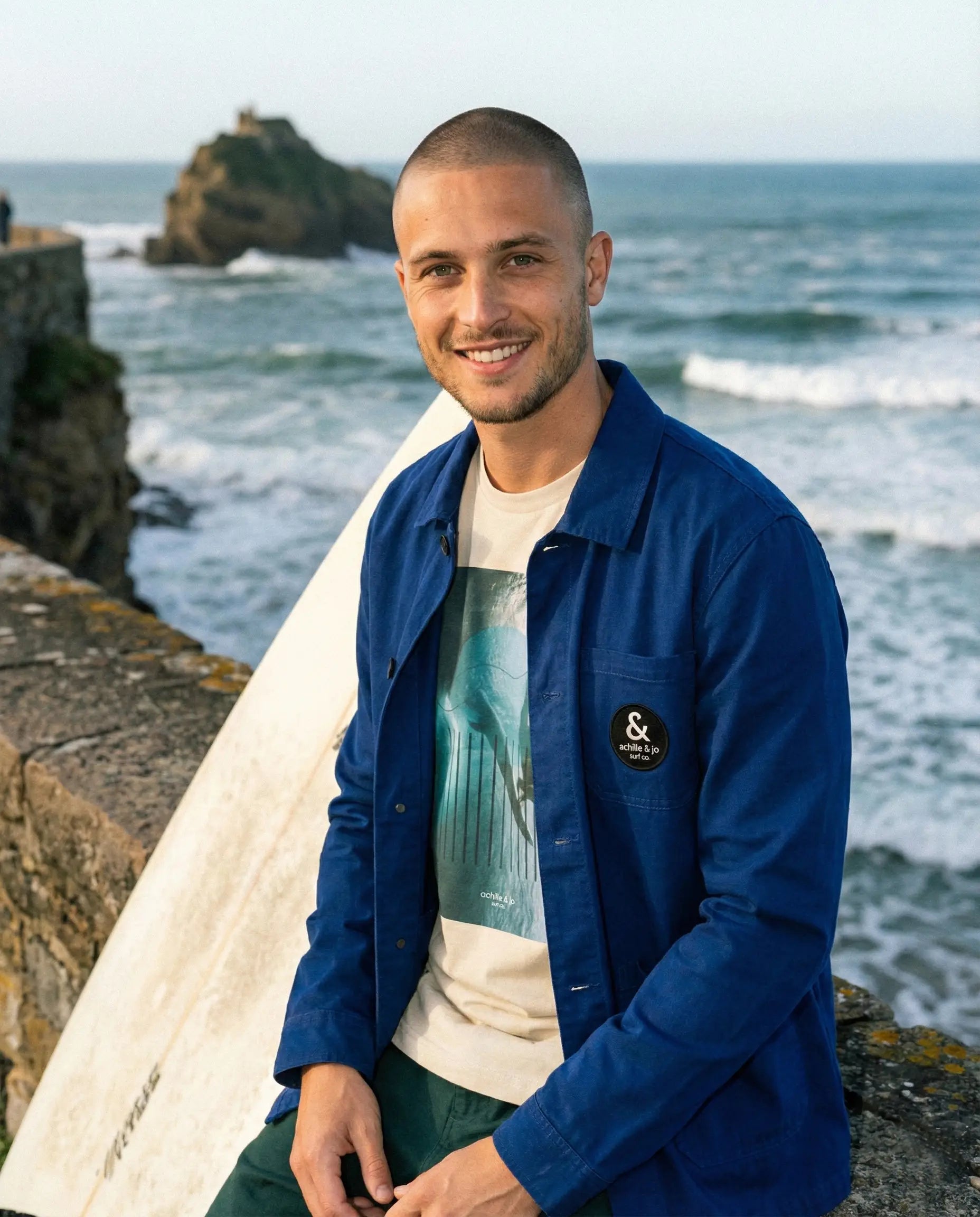 Achille_assis_veste_et_t-shirt_canard