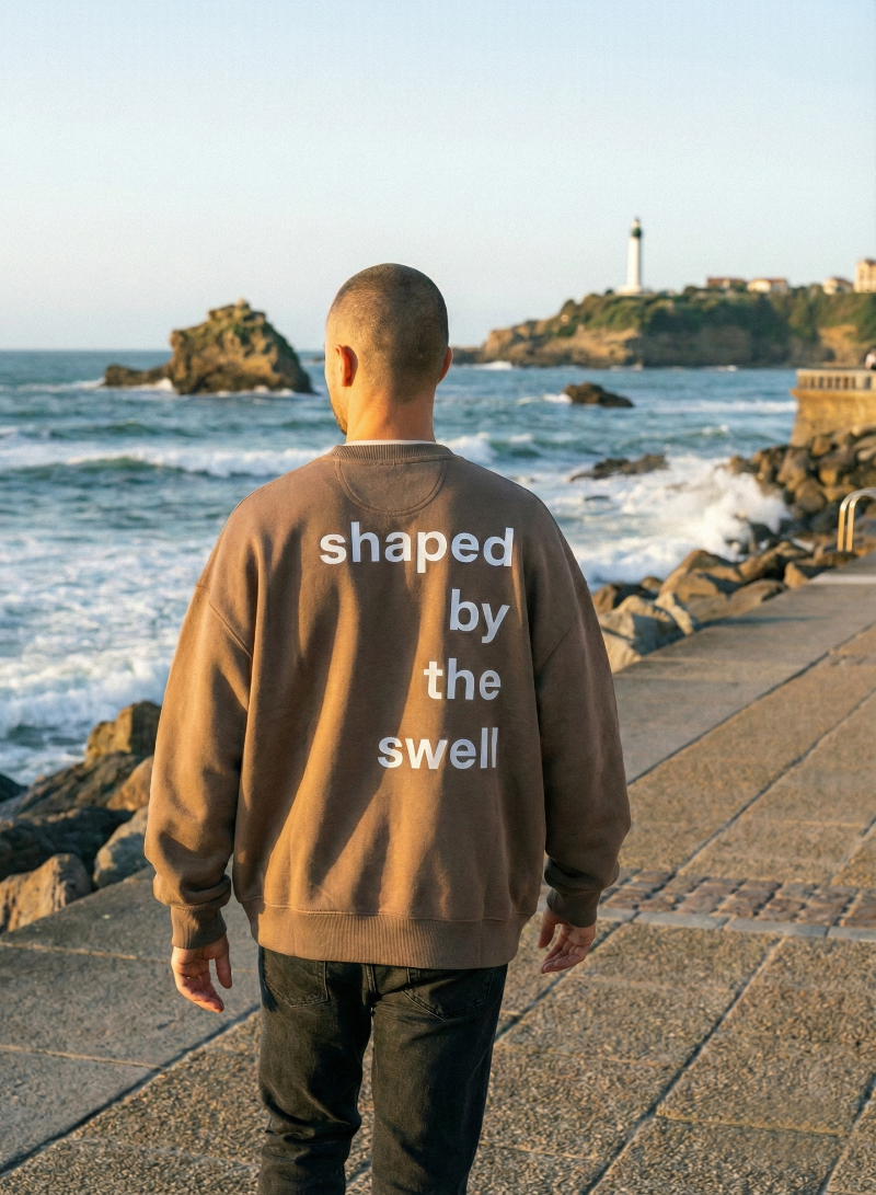 Sweat oversize Shaped by the Swell chocolat porté, vue dos