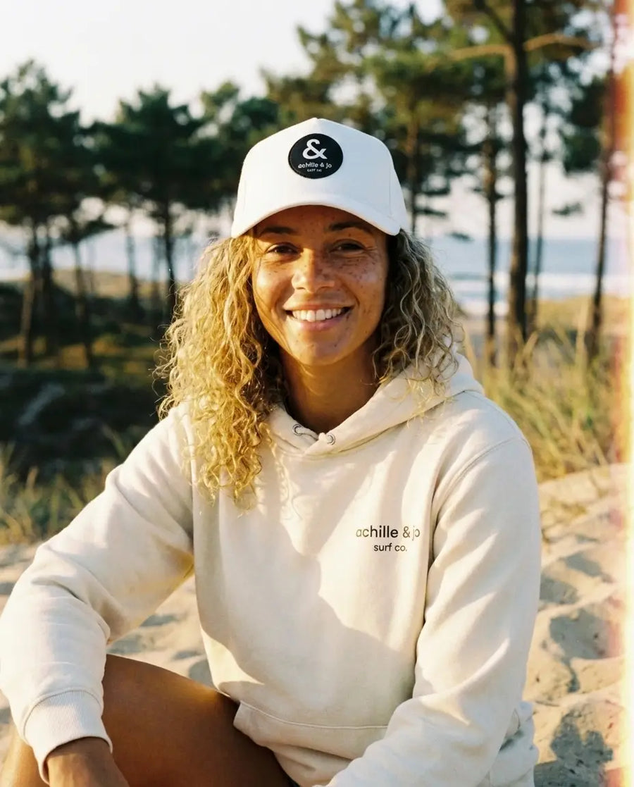 Casquette Signature et hoodie Achille & Jo portés