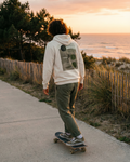 Noe_hoodie_assis_sur_skate