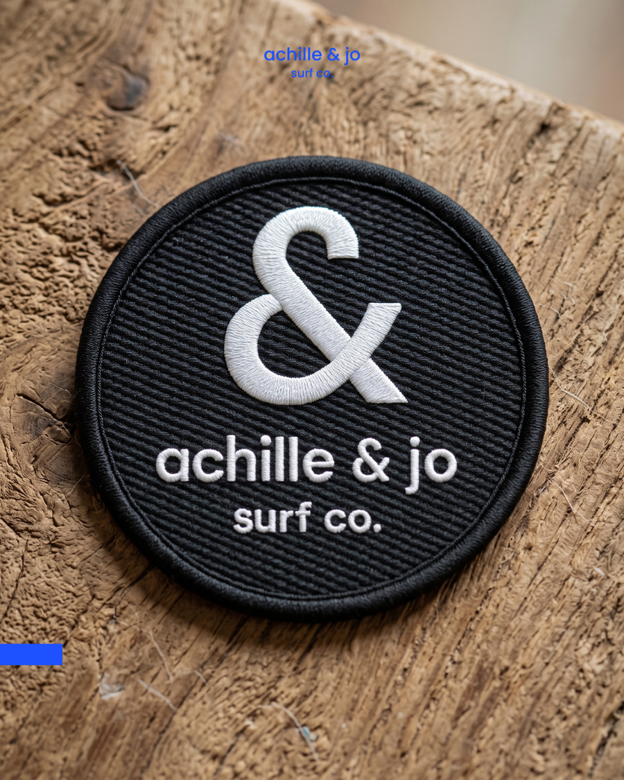 Patch tissé noir Achille & Jo Surf Co., offert dès la première commande