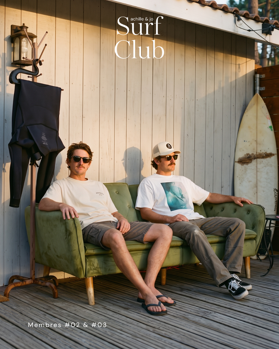 Deux membres du Surf Club Achille & Jo assis sur un canapé devant une cabane de surf