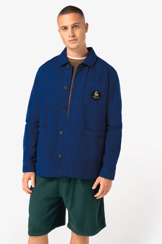 veste workwear bleue portée – face avec patch brodé Achille & Jo