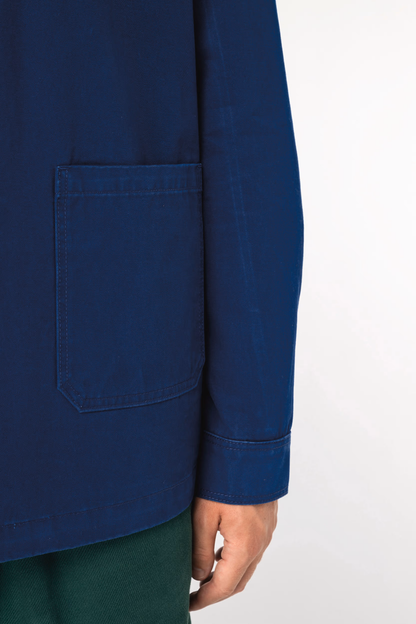 veste workwear bleue portée – gros plan poche avant Achille & Jo
