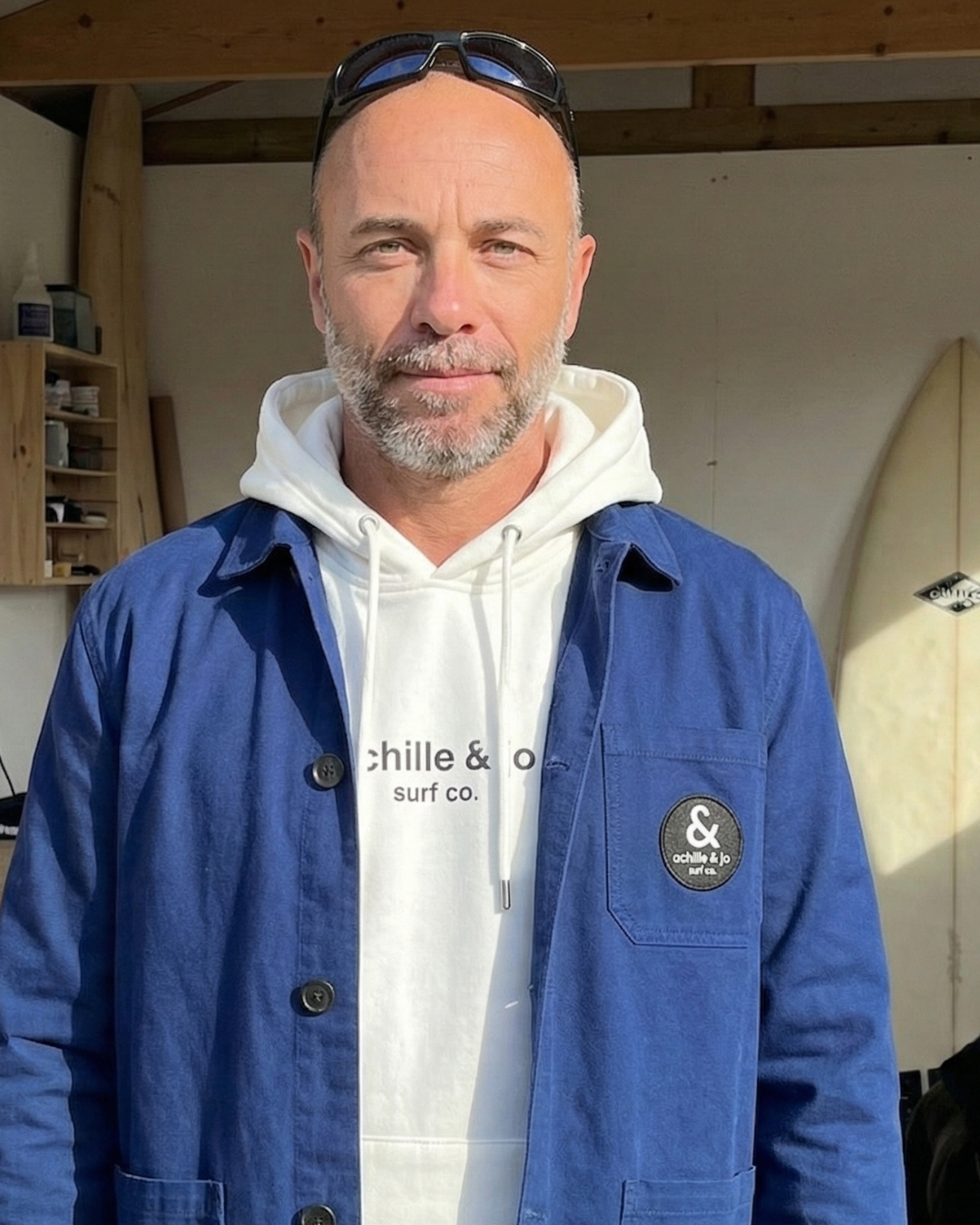 Yogi, fondateur d'Achille & Jo, en veste workwear et hoodie dans son atelier